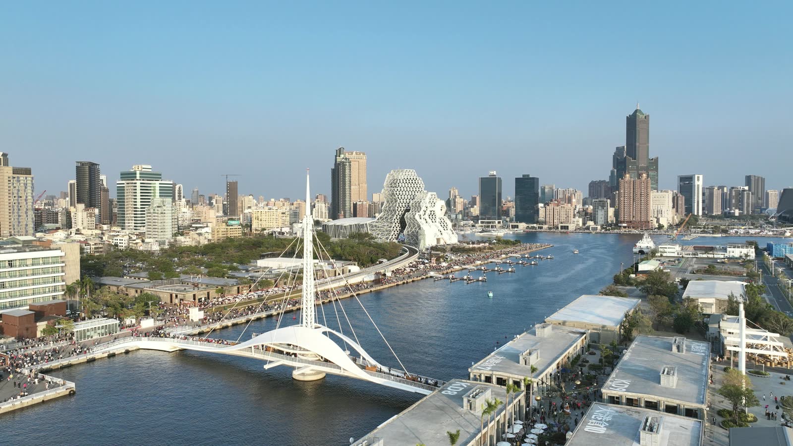 高雄亞洲新灣區｜愛河灣全景空拍 · 含 85 大樓 · 流行音樂中心 · 大港橋