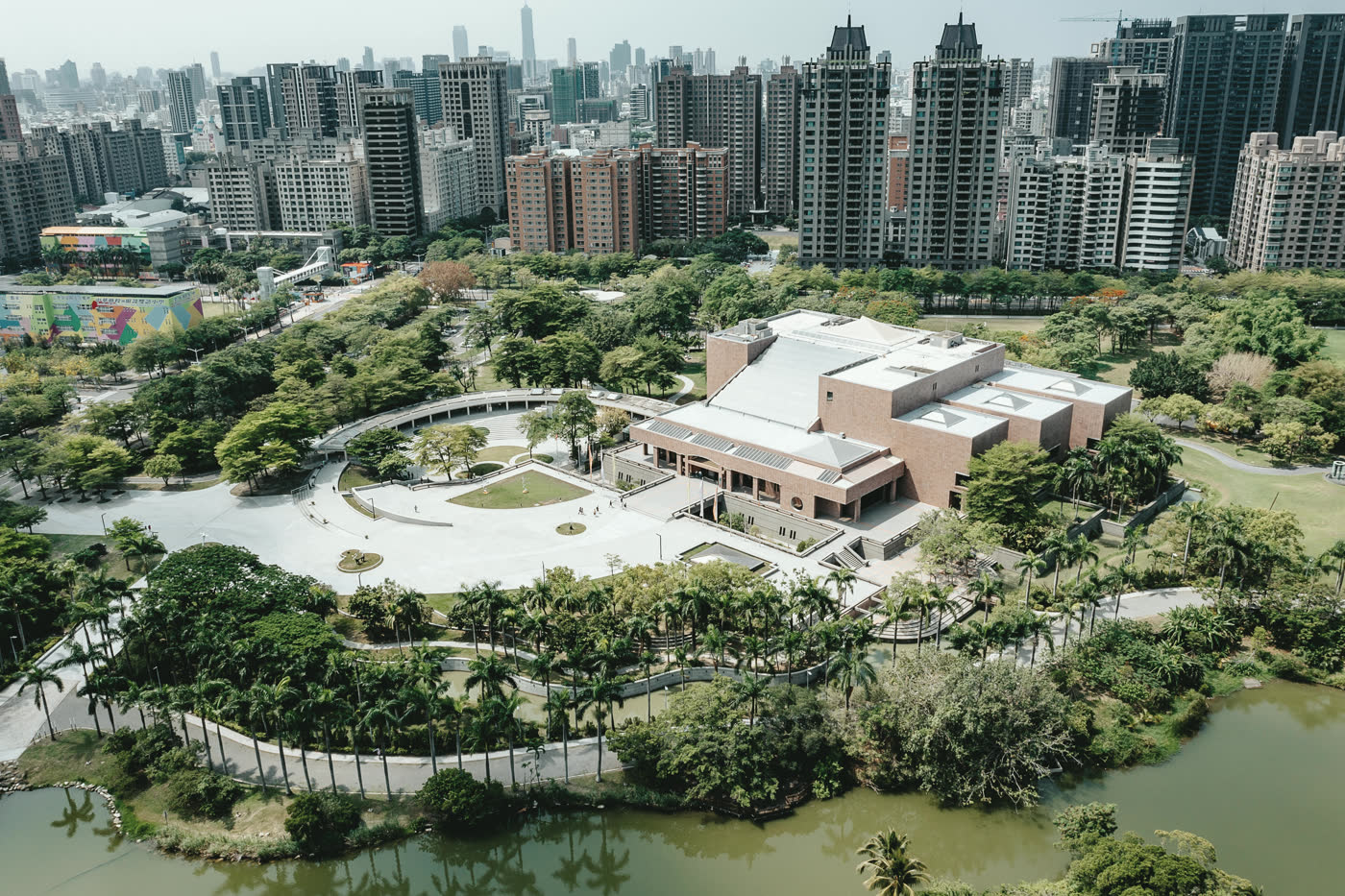 高雄美術館空拍｜美術館特區 · 內惟藝術中心 · 凹子底森林公園 | 文人雅士的家