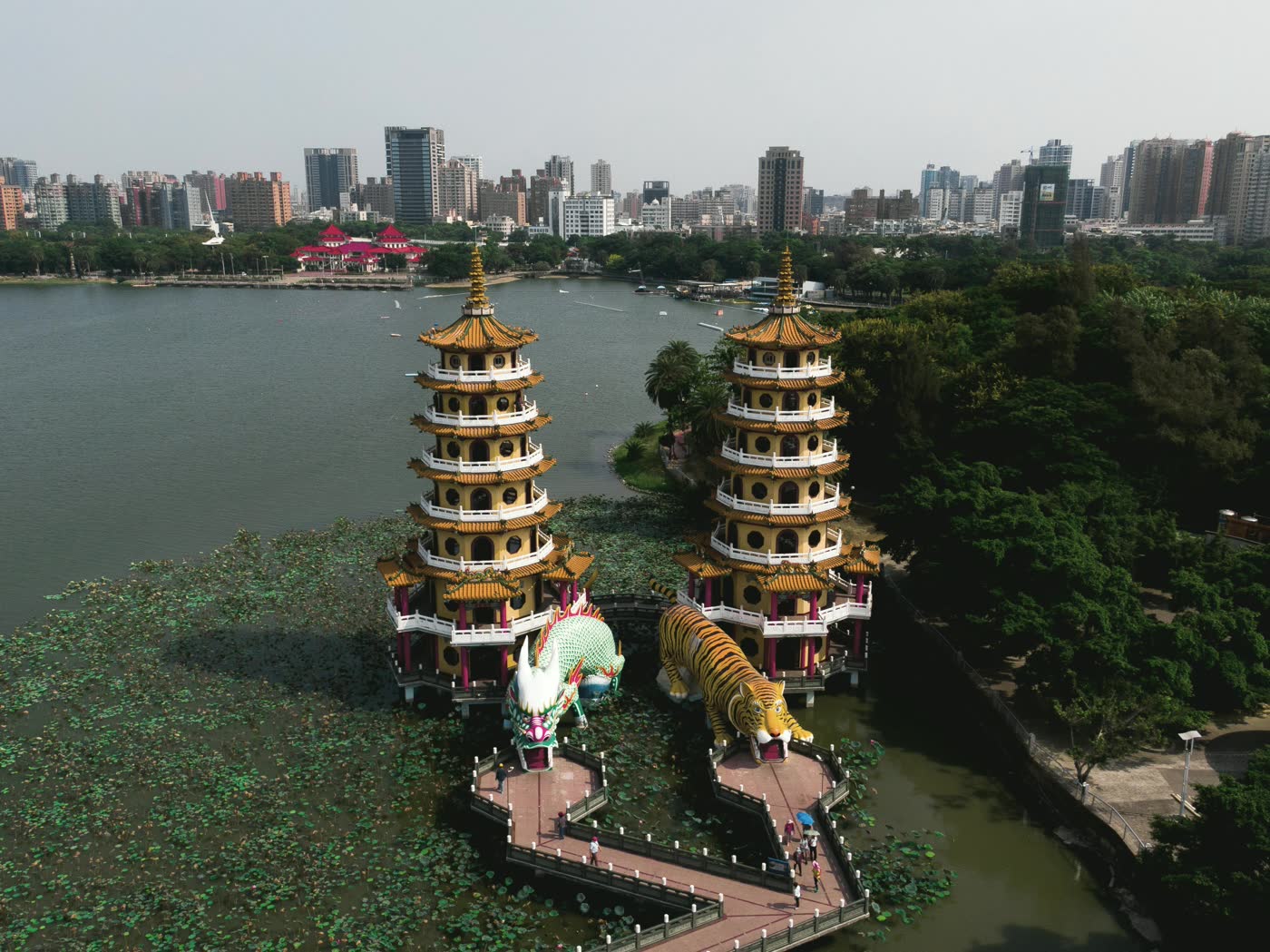 高雄左營區｜蓮池潭龍虎塔 · 國定古蹟與三鐵共構交通樞紐